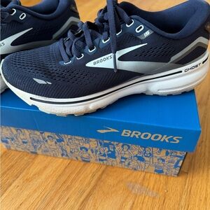 Brooks ghost 15, women’s 7 1/2 navy
